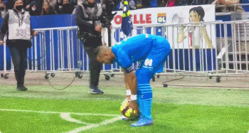 足球世界杯新晋黑马诞生，打法凶猛引世界关注（世界杯新黑马横空出世，强悍打法引发全球瞩目）