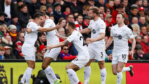 埃迪·豪：我们今天防守做得不好，换乔林顿因为他腹股沟有伤（埃迪·豪称今日防守不达标，乔林顿因腹股沟伤势被换下）