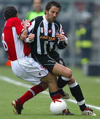 皇马在国家德比后失利，阿隆索面临下课危机，巴萨趁机领跑，西甲争冠形势严峻。（皇马德比败北阿隆索帅位告急，巴萨趁势领跑，西甲争冠白热化）