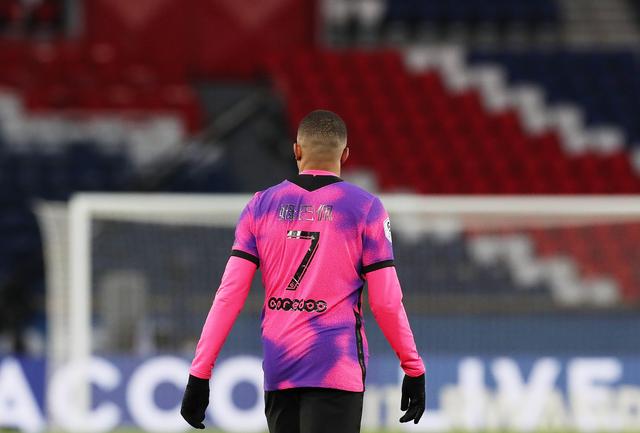 铁树开花，拜仁后卫约纳坦-塔斩获欧冠生涯首球（终结欧冠进球荒！拜仁后卫约纳坦-塔收获生涯首球）