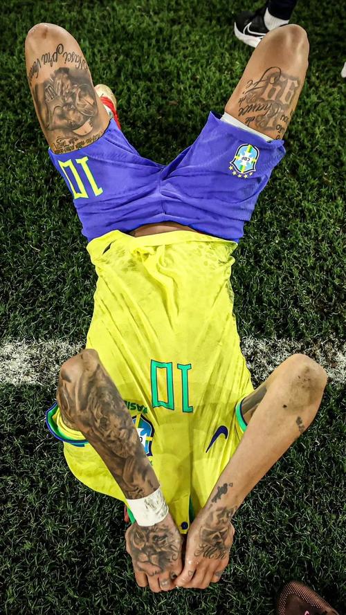 何宇鹏：在国安踢球真的很幸福；法比奥实至名归的金靴太帅啦（何宇鹏：为国安效力倍感幸福，法比奥金靴名副其实又帅气）