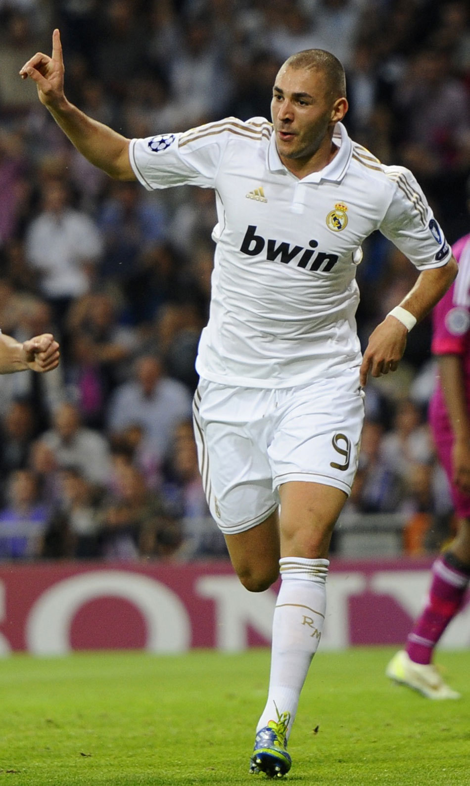 都体：弗拉霍维奇将伤停至26年3月，已回到塞尔维亚休养（都灵体育报：弗拉霍维奇预计伤缺至2026年3月，已返回塞尔维亚休养）